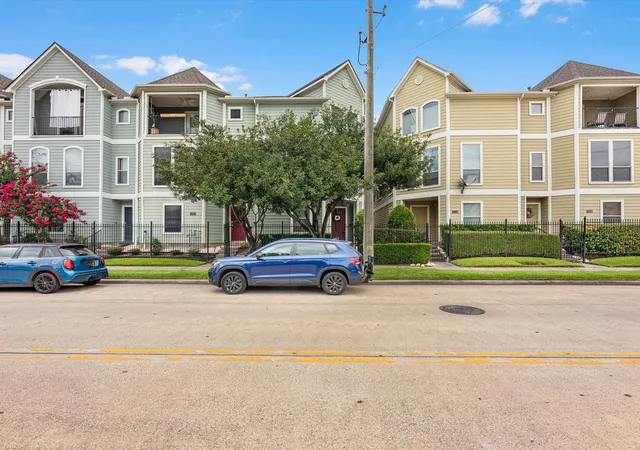 Photo 3 of Townhouse for sale at 1712 Bevis St, Houston, TX 77008 | MLS# 13893128 | Listing updated on 2026-08-08