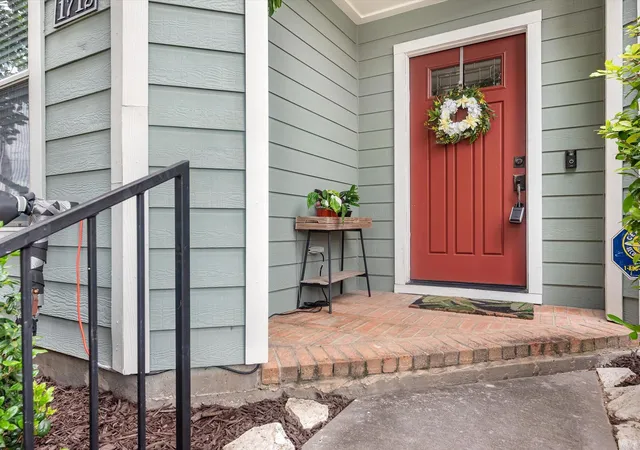 Photo 4 of Townhouse for sale at 1712 Bevis St, Houston, TX 77008 | MLS# 13893128 | Listing updated on 2026-08-08
