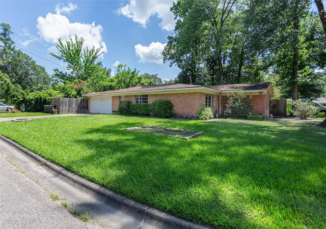 Photo 1 of Single family home for sale at 101 S Woodsway St E, Conroe, TX 77301 | MLS# 87766830 | Listing updated on 2026-08-30