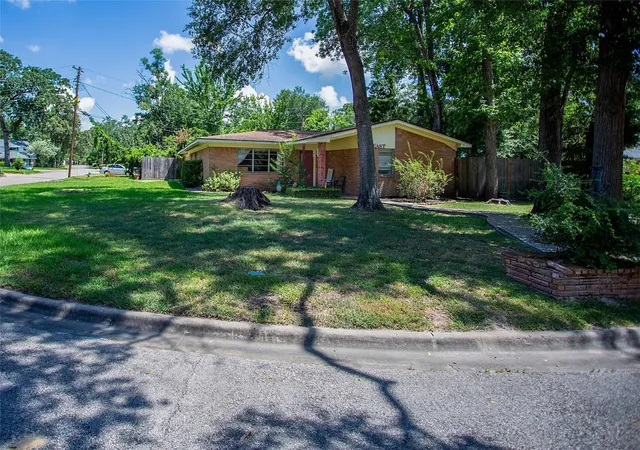 Photo 2 of Single family home for sale at 101 S Woodsway St E, Conroe, TX 77301 | MLS# 87766830 | Listing updated on 2026-08-30