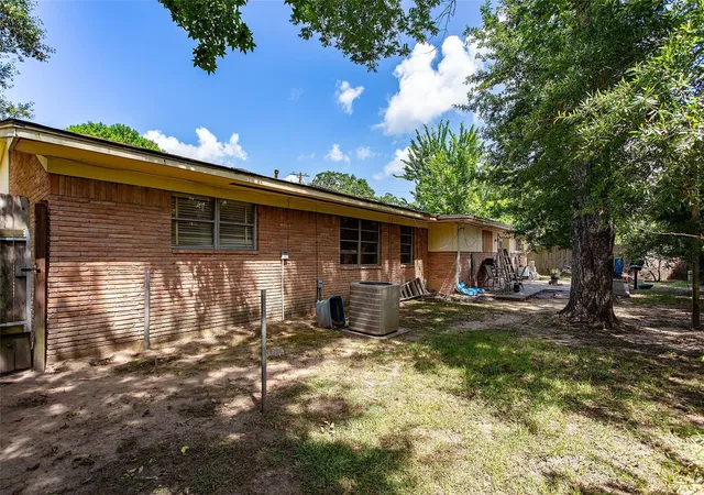 Photo 3 of Single family home for sale at 101 S Woodsway St E, Conroe, TX 77301 | MLS# 87766830 | Listing updated on 2026-08-30