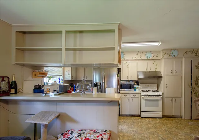 Photo 3 of Single family home for sale at 101 S Woodsway St E, Conroe, TX 77301 | MLS# 87766830 | Listing updated on 2026-08-30