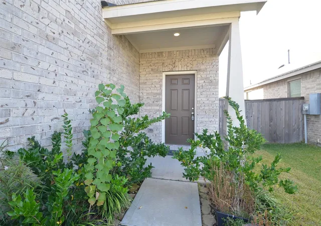 Photo 2 of Single family home for sale at 16412 Big Hickory Dr, Conroe, TX 77302 | MLS# 14482316 | Listing updated on 2026-09-04