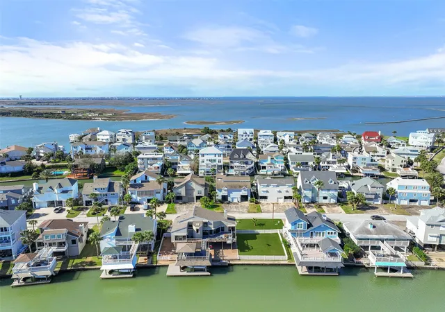 Photo 3 of Single family home for sale at 3408 Jolly Roger Cir, Galveston, TX 77554 | MLS# 9650451 | Listing updated on 2026-04-09