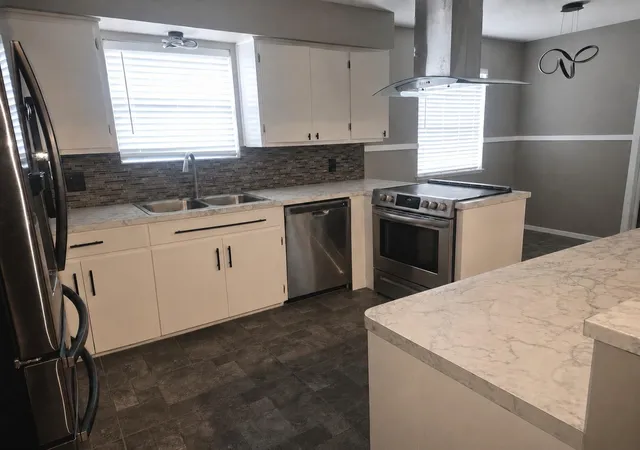 image of 105 S Ringgold St, West Columbia, TX 77486 | MLS# 49918894