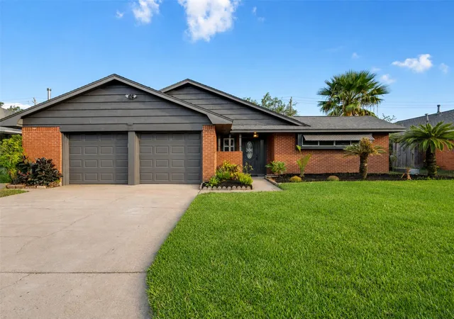 Photo 1 of Sale Pending at 6614 Golf Crest Dr, Galveston, TX 77551 | MLS# 98088917 | Listing updated on 2026-09-15