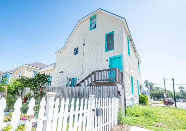 Listing Photo 4 - Condo for sale in building located at 1002 Sealy St, Galveston, TX 77550