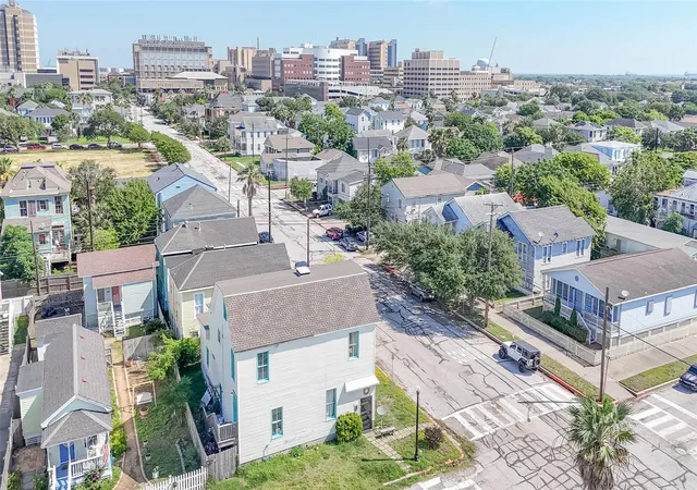 Listing Photo 5 - Condo for sale in building located at 1002 Sealy St, Galveston, TX 77550