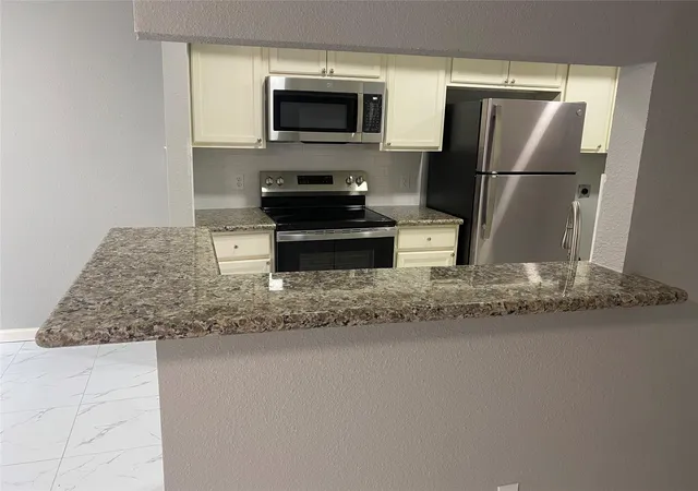 4th image of 6633 W Airport Blvd #1304, Houston, TX 77035 | MLS# 68777526