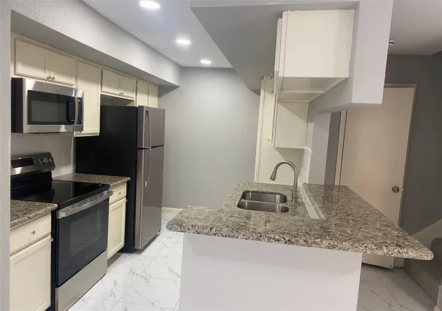 5th image of 6633 W Airport Blvd #1304, Houston, TX 77035 | MLS# 68777526