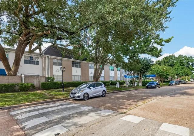 4th image of 2701 Bellefontaine St #B4, Houston, TX 77025 | MLS# 47141740