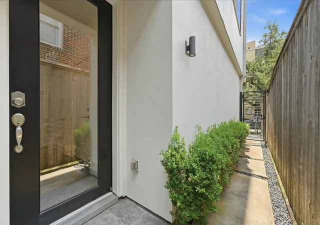 Photo 4 of Sale Pending at 1715 Wentworth St, Houston, TX 77004 | MLS# 63990422 | Listing updated on 2026-09-17