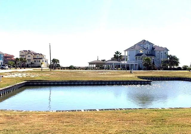 2nd image of 18 Half Moon, Hitchcock, TX 77563 | MLS# 25037411