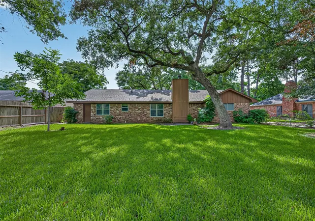 3rd image of 2002 Crestwood Dr, Richmond, TX 77469 | MLS# 47751695