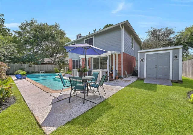 30th image of 2205 S Mission Cir, Friendswood, TX 77546 | MLS# 48578592