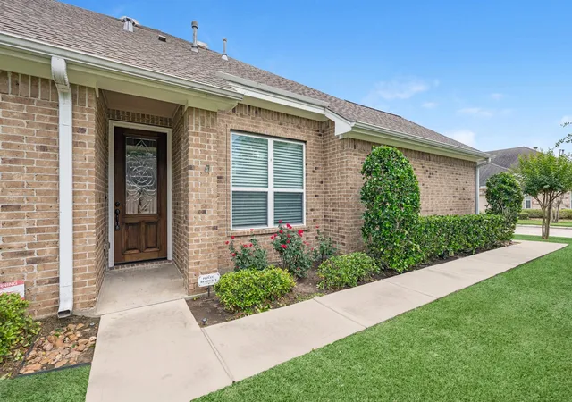 Photo 3 of Sale Pending at 2034 Que Manor Dr, Houston, TX 77090 | MLS# 46713322 | Listing updated on 2026-09-03