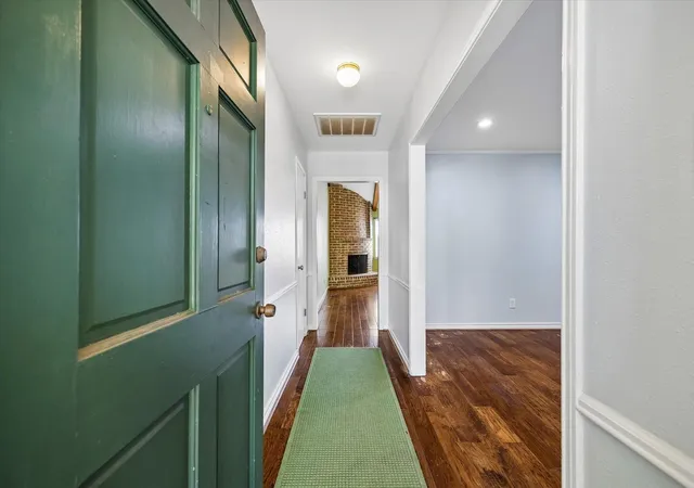 Photo 3 of Sale Pending at 1714 Ashford Hollow Ln, Houston, TX 77077 | MLS# 93545985 | Listing updated on 2026-09-04