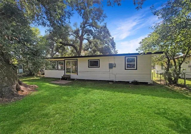 25th image of 121 Wisteria St, Lake Jackson, TX 77566 | MLS# 45024264