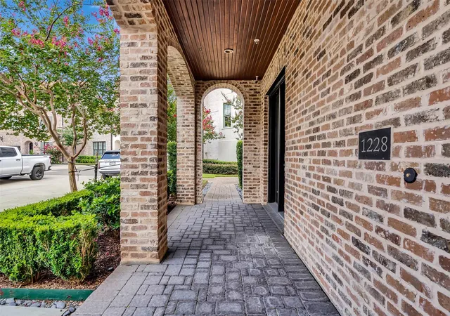 4th image of 1228 Mosaico Ln, Houston, TX 77055 | MLS# 29521069
