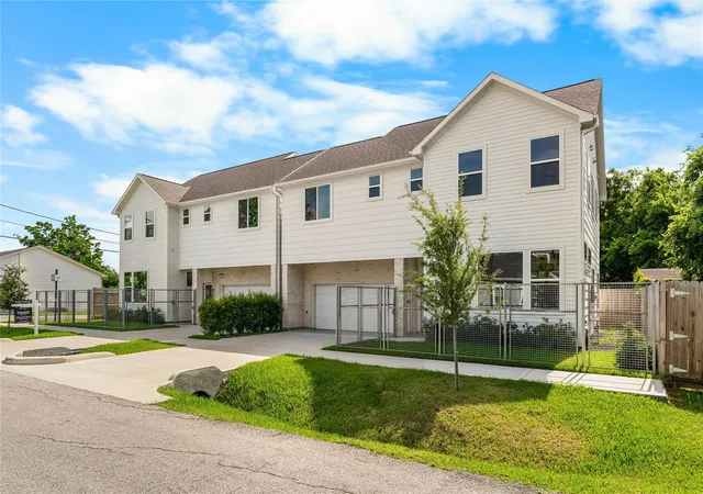 2nd image of 1806 Yates St, Houston, TX 77020 | MLS# 26309540