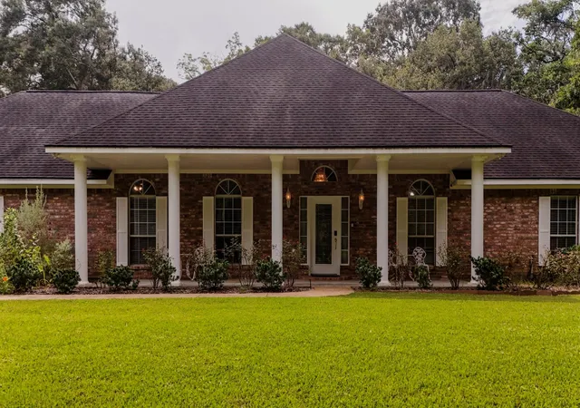Photo 3 of Single family home for sale at 2002 Sugar Ml Ln, Lake Jackson, TX 77566 | MLS# 8391366 | Listing updated on 2026-09-13