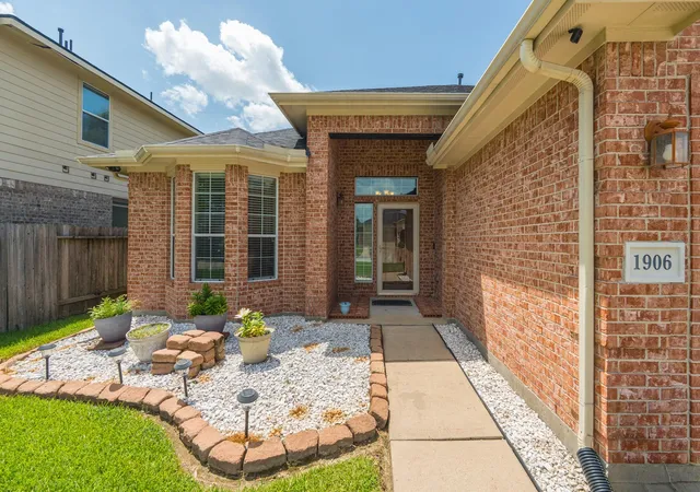 Photo 3 of Sale Pending at 1906 Spring Cliff Ct, Spring, TX 77373 | MLS# 93085103 | Listing updated on 2026-09-17