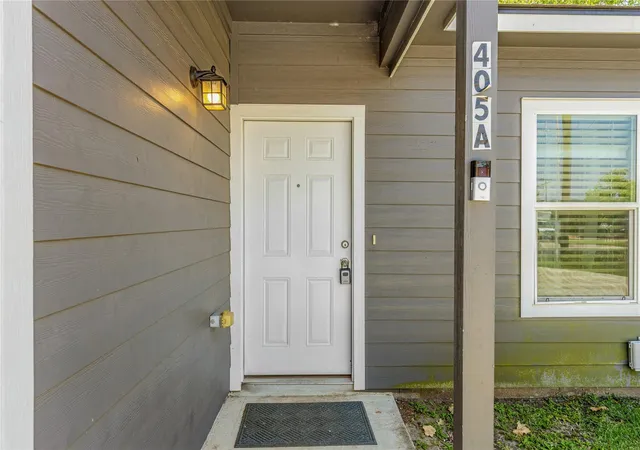 2nd image of 405 W Worsham St, Willis, TX 77378 | MLS# 52934399