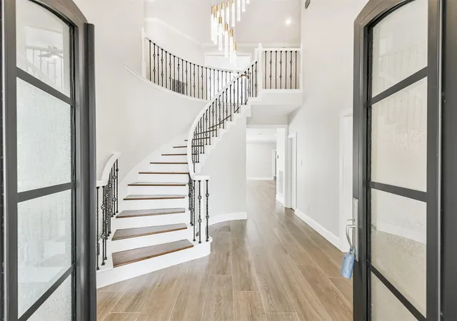 Photo 3 of Single family home for sale at 502 Lee Shore Ln, Houston, TX 77079 | MLS# 44441148 | Listing updated on 2026-09-18