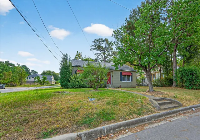 Photo 3 of Single family home for sale at 1020 Houston St, Conroe, TX 77301 | MLS# 88619510 | Listing updated on 2026-06-23