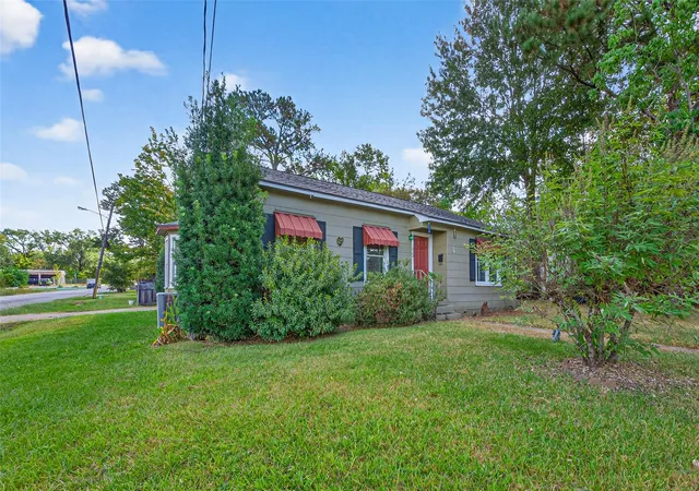 Photo 3 of Single family home for sale at 1020 Houston St, Conroe, TX 77301 | MLS# 88619510 | Listing updated on 2026-06-23