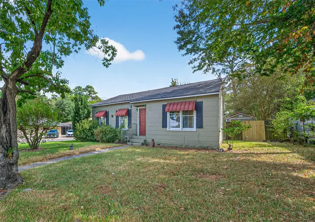 Photo 4 of Single family home for sale at 1020 Houston St, Conroe, TX 77301 | MLS# 88619510 | Listing updated on 2026-06-23
