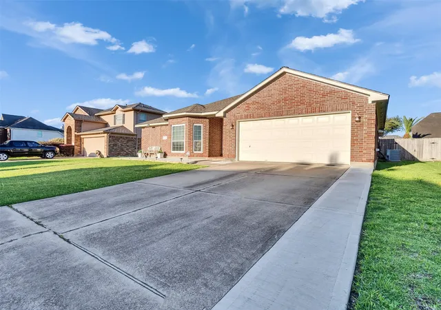 3rd image of 8018 Fox St, Baytown, TX 77523 | MLS# 98242911