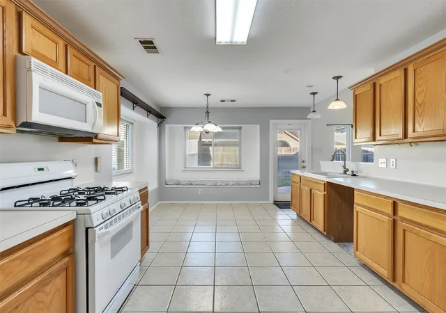 5th image of 8018 Fox St, Baytown, TX 77523 | MLS# 98242911