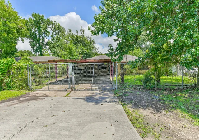 Photo 3 of Sale Pending at 10438 Caxton St, Houston, TX 77016 | MLS# 90146106 | Listing updated on 2026-08-12