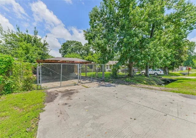 Photo 3 of Sale Pending at 10438 Caxton St, Houston, TX 77016 | MLS# 90146106 | Listing updated on 2026-08-12