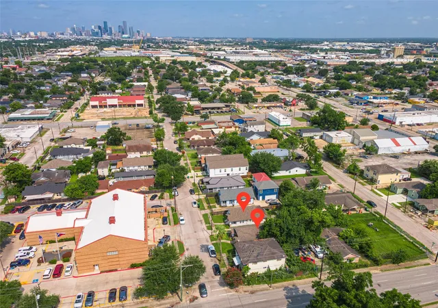 Listing Photo 5 - Condo for sale in building located at 6843rd Ave K, Houston, TX 77011