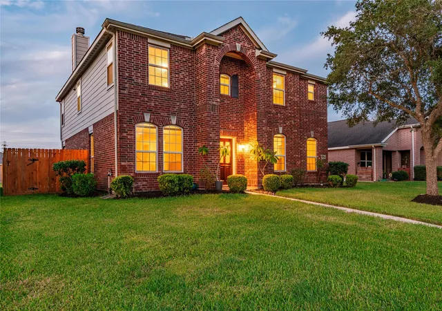 Photo 1 of Single family home for sale at 686 Fountain View Ln, League City, TX 77573 | MLS# 40050560 | Listing updated on 2026-08-12
