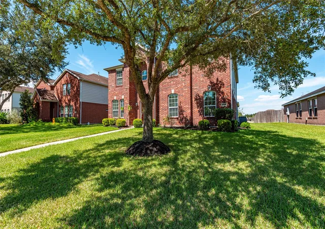 Photo 2 of Single family home for sale at 686 Fountain View Ln, League City, TX 77573 | MLS# 40050560 | Listing updated on 2026-08-12