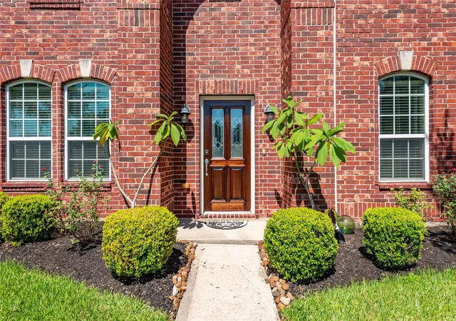 Photo 3 of Single family home for sale at 686 Fountain View Ln, League City, TX 77573 | MLS# 40050560 | Listing updated on 2026-08-12