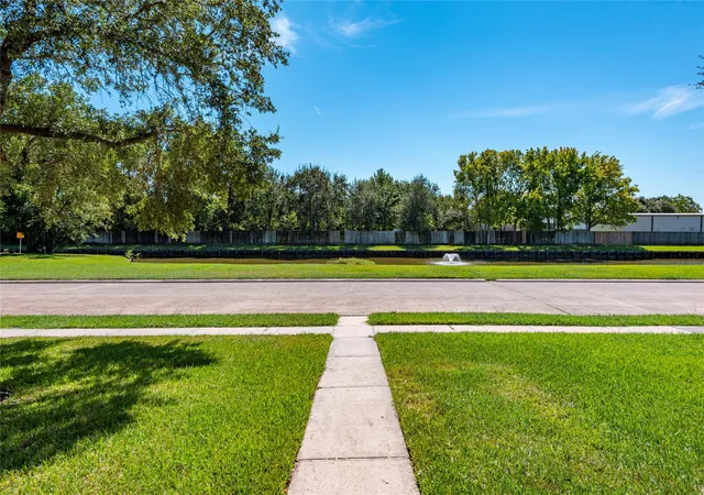 Photo 3 of Single family home for sale at 686 Fountain View Ln, League City, TX 77573 | MLS# 40050560 | Listing updated on 2026-08-12