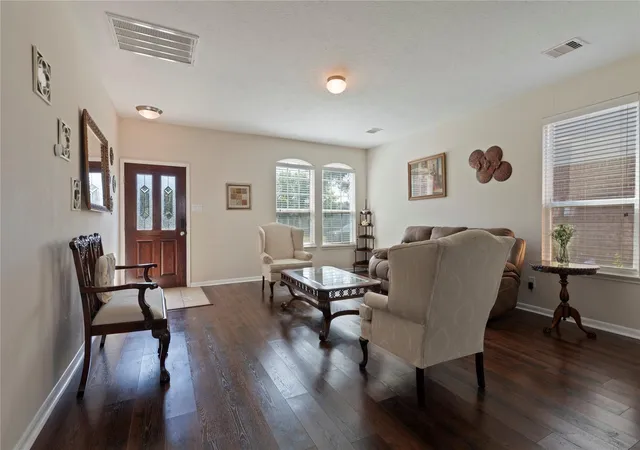 Photo 4 of Single family home for sale at 686 Fountain View Ln, League City, TX 77573 | MLS# 40050560 | Listing updated on 2026-08-12
