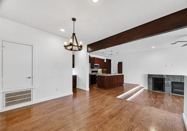 Photo 3 of Townhouse for sale at 1409 Laird St #B, Houston, TX 77008 | MLS# 14807037 | Listing updated on 2026-09-12