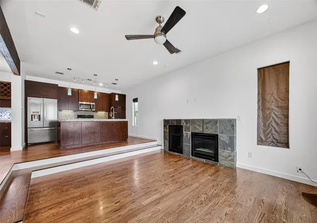 Photo 4 of Townhouse for sale at 1409 Laird St #B, Houston, TX 77008 | MLS# 14807037 | Listing updated on 2026-09-12