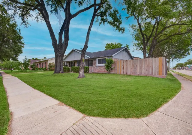 3rd image of 7927 Pella Dr, Houston, TX 77036 | MLS# 75393313