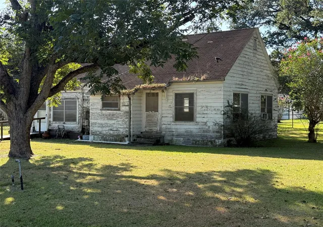Photo 1 of Sale Pending at 303 5th St, Louise, TX 77455 | MLS# 53541541 | Listing updated on 2026-09-10