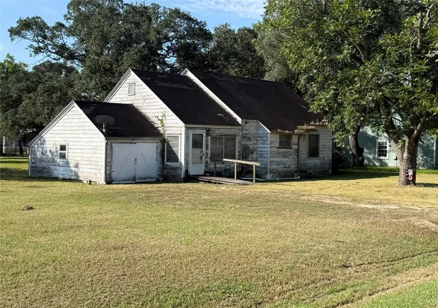 Photo 2 of Sale Pending at 303 5th St, Louise, TX 77455 | MLS# 53541541 | Listing updated on 2026-09-10