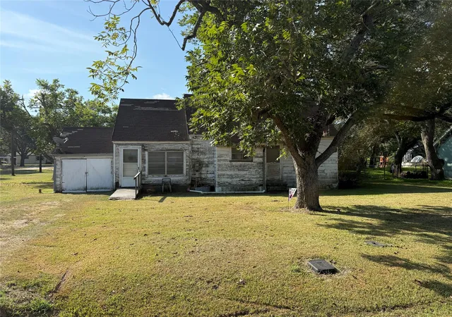 Photo 3 of Sale Pending at 303 5th St, Louise, TX 77455 | MLS# 53541541 | Listing updated on 2026-09-10