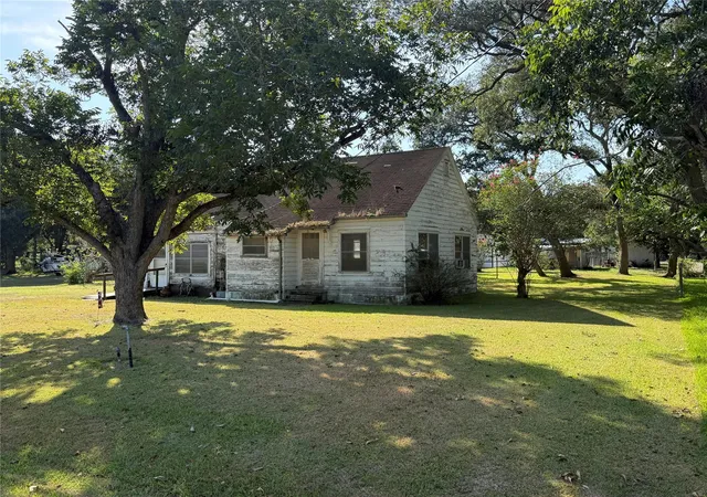 Photo 3 of Sale Pending at 303 5Th St, Louise, TX 77455 | MLS# 53541541 | Listing updated on 2026-09-10