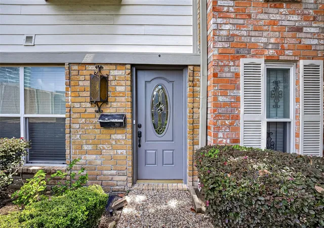 Photo 4 of Townhouse for sale at 10383 Briar Forest Dr, Houston, TX 77042 | MLS# 23110919 | Listing updated on 2026-10-02