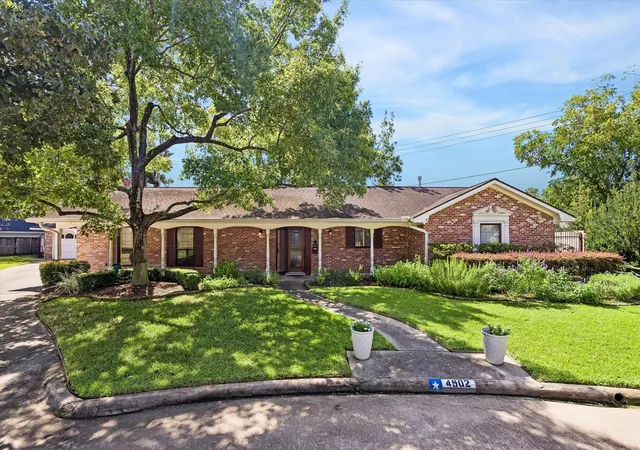 Photo 1 of Sale Pending at 4902 Clift Haven Dr, Houston, TX 77018 | MLS# 57197826 | Listing updated on 2026-09-03